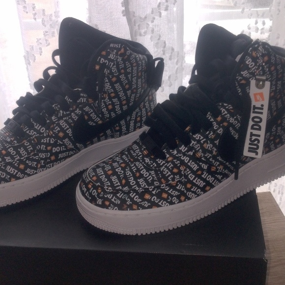 Air Forces - Picture 2 of 4